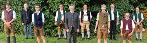 Stolz zeigten sich die Sieger des Wettbewerbs „Die gute Form“ der Schreinerinnung im Landkreis Rosenheim mit ihren Ausbildern und Gratulanten: (von links) der Zweitplatzierte Louis Holthaus, Richard Schauer, der Drittplatzierte David Herdegen, Innungsobermeister Peter Moser, Landrat Otto Lederer, Josef Bichler, Sieger Maximilian Finsterwald, Prüfungsausschuss-Vorsitzender Sebastian Fischer, Sonderpreis-Gewinner Simon Beyer und Hans Hanslmaier. Foto Steffenhagen