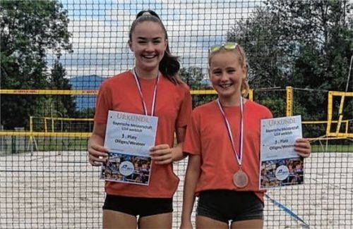 Strahlende Drittplatzierte: Luisa Westner (links) und Lena Olliges landeten bei der bayerischen Meisterschaft der weiblichen U14 in Lenggries auf Platz drei.Foto Olliges
