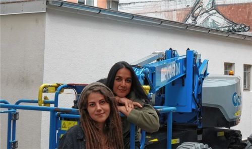 Street-Art-Künstlerin Hera (hinten) und davor Stella Brandlhuber vom Rosenheimer Kunstkollektiv. Foto Friedrich