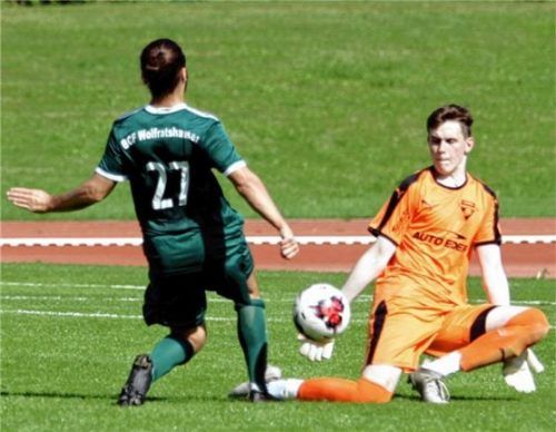 Szene aus dem landesligainternen Testspiel zwischen dem BCF Wolfratshausen und dem SB Rosenheim: Wolfratshausens Yunus Uguz scheitert hier am SB-Torhüter Johannes Deckert. Foto Rabuser