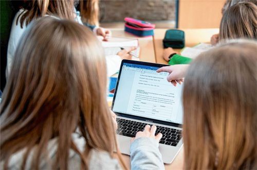 Tablets und digitale Medien von klein auf: Die Aschauer Preysing-Grundschule hofft auf die Förderung der bayerischen Staatsregierung für Leihgeräte für sozial benachteiligte Schüler. Noch liegt das Geld aber auf dem Konto der Gemeinde, ein Beschluss des Gemeinderates steht noch aus. Foto DPA