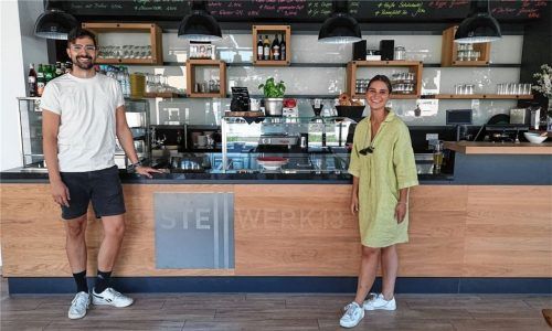 Tagsüber Café, abends Verkaufsfläche für regionale Lebensmittel: Das Stellwerk 18. Michael Huber und Stephanie Wimmer sind die Gastgeber am Standort Rosenheim. Foto Wimmer