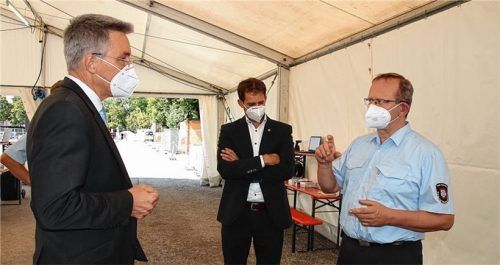 Teststation auf dem Prüfstand: Landrat Otto Lederer (links) und Oberbürgermeister Andreas März (Mitte) im Zelt an der Loretowiese.Foto Landratsamt