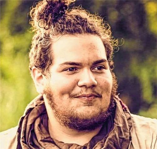 Thomas Eiwen aus Rosenheim hat den Poetry Slam der Stadtbibliothek Rosenheim gewonnen. Der 23-Jährige kommt eigentlich aus dem Theaterspiel und wirkt seit 2013 bei Produktionen der Rosenheimer Theaterinsel mit. Foto Privat