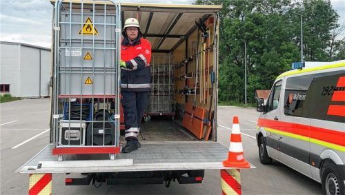 Thomas Ziegler von den Maltesern Mühldorf belädt den neuen Lkw. Foto Stettner