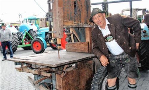 Tim Tom aus Schwarzenberg beteiligte sich mit seinem Eicher und einem Anhänger – einer Kombination aus Bandsäge und Holzspalter – an der Rundfahrt.