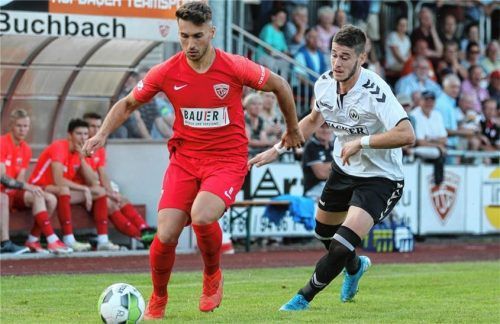 Treffen sich gleich im Ligapokal wieder: Samed Bahar vom TSV Buchbach (links) und Andrija Bosnjak von Wacker Burghausen.Foto Zucker