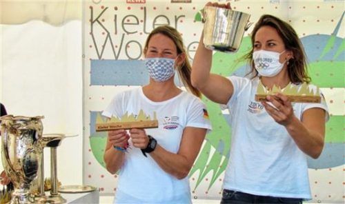 Trotz Masken ist Tina Lutz und Susann Beucke das Grinsen anzusehen.