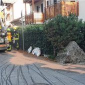 Masken im Kochtopf und Tank an Stein aufgerissen