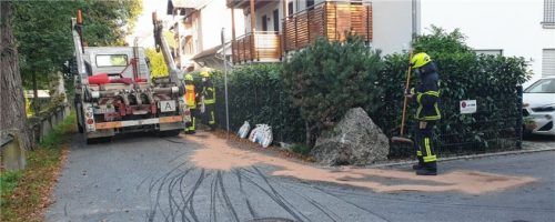 Über zwei Stunden zog sich ein Einsatz der Feuerwehr in der Friedrich-Ebert-Straße hin. Die rechte Seite dieses Lkw riss beim Vorbeifahren an dem spitzen Findling im Kurvenbereich auf, woraufhin 130 Liter Dieselkraftstoff ausliefen. Foto  Feuerwehr