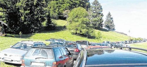 Um die Parkplatzsituation in Aschau zu entschärfen, soll unter anderem der Parkplatz Hintergschwendt auf 155 Stellplätze aufgestockt werden. Unsere Aufnahme entstand an einem Herbstwochenende in Vor-Corona-Zeiten. Mit einem ausgefeilten Konzept will man künftig chaotische Zustände dieser Art regeln.Foto Reh
