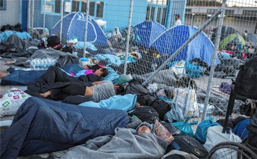 Unmenschliche und unhygienische Bedingungen: So beschreiben Grüne und die ÖDP die Situation in den Flüchtlingslagern in Griechenland. In einem Antrag fordern sie die Stadt Rosenheim auf, Flüchtlinge aus dem Lager Moria aufzunehmen. Foto dpa