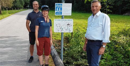 Unter dem Motto „Flagge zeigen für das entspannte Miteinander auf den Wegen“ brachten jetzt Bauhofleiter Martin Mayer, Sonja Schreiter von der Deutschen Initiative Mountainbike und Bürgermeister Anton Wallner (von links) an mehreren Einfallstrecken Schilder an, die zur gegenseitigen Rücksichtnahme aufrufen. Foto  re