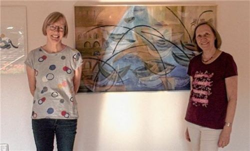 Unter dem Titel „Zeitzeichen“ präsentieren Heike Weber (links) und Therese Austermann gemeinsam ihre Arbeiten in der Galerie am Markt. Foto Riedl