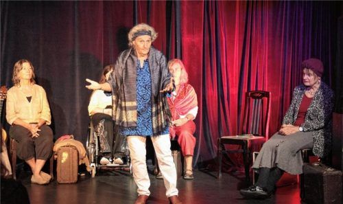 Unter der Leitung von Annette Hartmann (Mitte) nahmen die fünf Erzählerinnen die Zuhörer mit an die verschiedensten Orte der Welt. Foto Schwiede