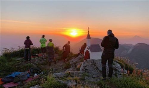 Viele Wanderer sehen sich den Sonnenaufgang am Hochgern an.