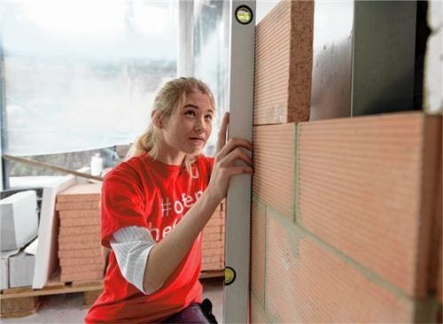 Volle Konzentration: Ofenbauerin bei der Arbeit.Foto AdK/akz-o