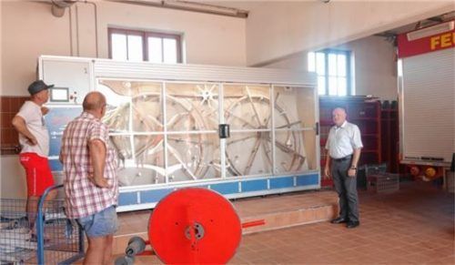 (von li) Benjamin Riedl, Sepp Höhn und Benjamin Riedl vor der neuen Waschanlage