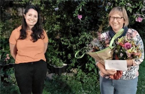 Vorsitzende Margareta Rotter (links) dankt im Namen des gesamten Vorstands Christine Blank für ihr langjähriges Engagement.Foto re