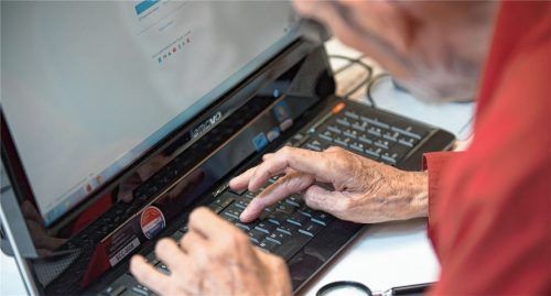 Während der Corona-Pandemie haben sich viele Dinge in die digitale Welt verlagert. Das ist oft ein Nachteil für Senioren. Das Bildungswerk will sie mit einer Projektreihe online fit machen. Foto dpa