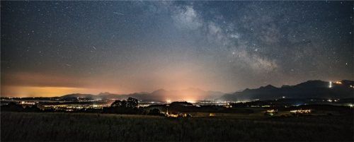 Was wie ein romantisches Lichtermeer anmutet, ist für die Paten der Nacht Lichtverschmutzung, Grund für das Insektensterben und zugleich Verblassungsfaktor des Sternenhimmels. Dies ist der nächtliche Blick von der Ratzinger Höhe in Rimsting auf den Chiemsee bis zur Kampenwandbahn (rechts).Foto Freese
