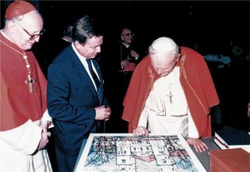 Wenn der Papst zuhört: Altlandrat Erich Rambold erläutert Johannes Paul und Kardinal Friedrich Wetter (links) ein Bild Prähofers. Foto re