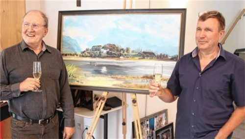 Wiedersehensfreude nach 44 Jahren: Zur Vernissage von Robert Koll (rechts) im Seebrucker Rathaus war auch sein ehemaliger Kunstlehrer aus Neuötting, Wolfgang Fehenberger, gekommen.Foto Benekam