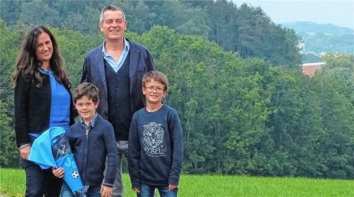 Wohin werden die Schulwege führen? Durch Optimismus und Freude das Beste daraus zu machen, haben sich Jonas und sein Bruder Lukas mit der Mama Julia und dem Papa Franz vorgenommen. Foto Burlefinger