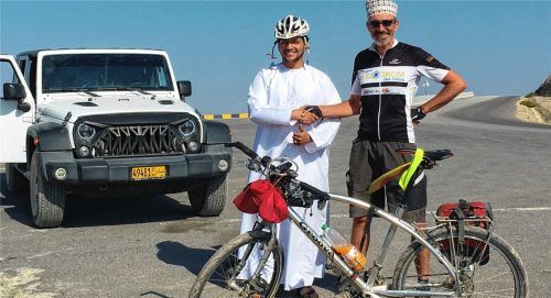 Wolfgang Büttner (rechts) aus Kolbermoor radelte zwei Monate lang durch den Oman. Von dieser Reise berichtet er im Januar bei der Volkshochschule Feldkirchen-Westerham. Foto re