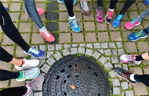 Zeigt her eure Laufschuhe: die Teilnehmer des dritten Lauftrainings des SV-DJK. Foto artmeier