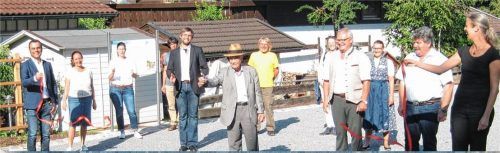 Zerschneidet das symbolische rote Band: Schirmherr Professor Dr. Siegmar von Schnurbein (Mitte). Mit dabei (von links) Bürgermeister Alois Loferer, Projektmanagerin Annette Marquard-Mois, Archäologin Andrea Krammer, Planer Landschaftsarchitekt Johannes Heyse, Pfarrer Dr. Dietrich Klein, Ortsheimatpfleger Sebastian Guggenhuber von der Römerregion-Gemeinde Pittenhart, Corinna Spieth-Hölzl, Kulturreferentin der Römerregion-Gemeinde Aschau, Georg Baumgartner, AELF Rosenheim, Julia Reindl, Tourist-Info Bad Endorf, Sepp Reithmeier, Vorsitzender der Leader-Region Chiemgauer Seenplatte, und Pfarrerin Dr. Julia Offermann.Foto Graichen