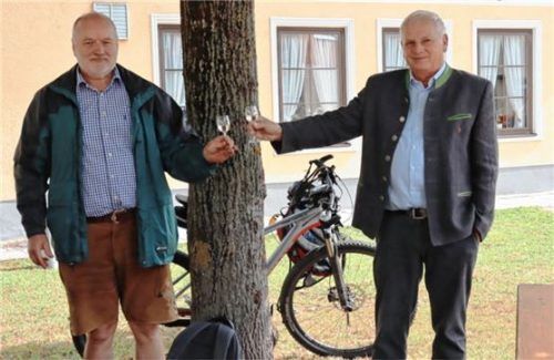 Zur Stärkung gibt es ein Begrüßungsschnäpschen: Der Buchbacher Rathauschef Thomas Einwang (links) stößt mit Günter Hargasser, Ampfings Zweitem Bürgermeister, an. Foto Stettner