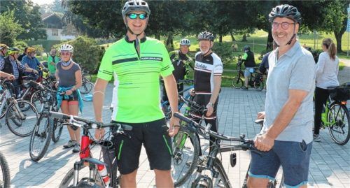 Zwei Dutzend Radfahrer, an ihrer Spitze Aschaus Bürgermeister Simon Frank (links) und Bernaus Zweiter Bürgermeister Gerhard Jell, trafen sich in Bernau vor dem Rathaus, um gemeinsam nach Aschau zu radeln. Foto rehberg