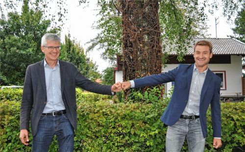 Zwei Schulleiter, die sich verstehen: Georg Tischler (rechts) leitet ab sofort kommissarisch die Grassauer Grund- und Mittelschule. Unterstützt wird er von Konrektor Philipp Bernhofer, der zuvor Bürgermeister von Bernau war.Foto  Eder