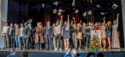 36 Studenten am Campus Burghausen in den Studiengängen Betriebswirtschaft und Chemieingenieurwesen feiern ihre Zeugnisübergabe.Foto Technische Hochschule Rosenheim