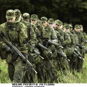 Soldat klagt nach Kollaps bei Geländemarsch