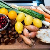 Kalbsbackerl mit Meerrettichpüree sowie Cranberries und Maronen