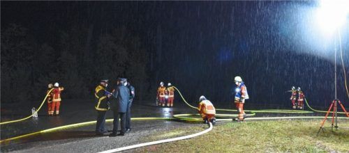 Die Feuerwehrleute sind zwar ehrenamtlich tätig, ihre Einsätze verursachen für die Gemeinde dennoch Kosten. Das Archivbild zeigt Mitglieder der Feuerwehr Nußdorf, die die Prüfung zum Leistungsabzeichen Wasser ablegen. Foto re