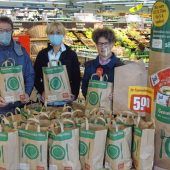 100 Tüten voller Lebensmittel für die Tafel