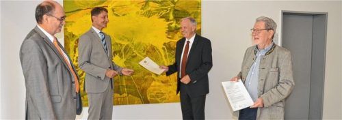 Abschied und Anfang: (von links) Vorsitzender Richter Wolfgang Müller, Landgerichtspräsident Professor Dr. Ludwig Kroiß, der neue Handelsrichter Ralf Liebl aus Bad Feilnbach und Vorgänger Manfred Kreutzberger aus Neuötting. Foto Kretzmer-Diepold