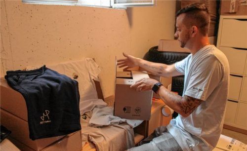 Aktuell noch ein Nebenjob-Hobby: Nach Dienstschluss bei Eder Landtechnik packt der Gründer die Pakete für die Kunden. Fotos Heinz