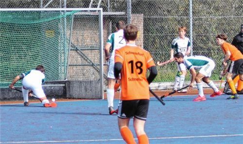 Alexander Göpfert (links) trifft mit einen Eckennachschuss zum 2:0.