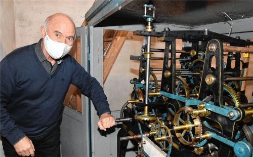 Alles komplett mechanisch: Mesner Dietmar Zenkert bemühte sich jahrelang um die richtige Zeitanzeige an der Kirche St. Hedwig in Rosenheim. Foto Schlecker