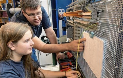 Kein alltäglicher Anblick in der Fertigungshalle der Firma Altmann in Albaching: Eine junge Frau tüftelt mit Ausbildungsleiter Markus Krude an einer Motorschaltung. Sophia Lutz aus Haag macht eine Lehre zur Industrieelektrikerin. Foto Klemm
