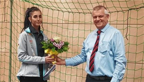 An Anna Laukemper (links) richtete Söchtenaus Bürgermeister Bernhard Summerer anerkennende Worte für ihre sportliche Leistung bei der Working Equitation FITE-Europameisterschaft. Fotos Blum