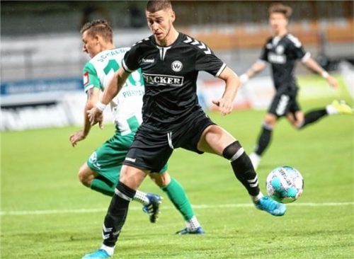Andrija Bosnjak, hier vor Christian Piermayr am Ball, erzielte das 2:0 und das 3:0 für Burghausen. Foto Buchholz