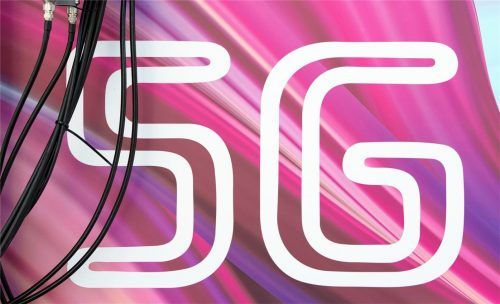 Antennenkabel verlaufen vor dem Schriftzug „5G“. Der neue Mobilfunkstandard wird in Deutschland von diversen Anbietern vorangetrieben. Doch Unternehmen kritisieren, dass oft noch nicht einmal der bisherige Standard 4G gut funktioniert. Foto dpa