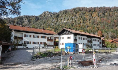 Auf den Grundstücken der „alten Posthäuser“ in Reit im Winkl sollen die beiden Wohnhäuser mit insgesamt 22 Parteien entstehen.Foto  Hauser