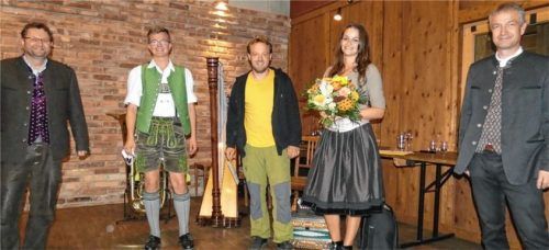 Ausgezeichnete Gesellen: Obermeister Martin Kaffl (links) und Prüfungsvorsitzender Lorenz Zunhammer (rechts) ehrten die Innungsbesten (von links) Michael Hefter, Benjamin Bartel und Lena-Marie Höpfl.