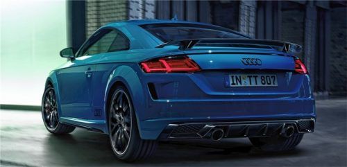 Außen bietet der neue TT schwarz glänzende Anbauteile, größere Felgen und einen festen Heckflügel. Innen kommen Alcantara, Leder und Kontrastnähte zum Einsatz. Foto Auto-Medienportal.Net/Audi